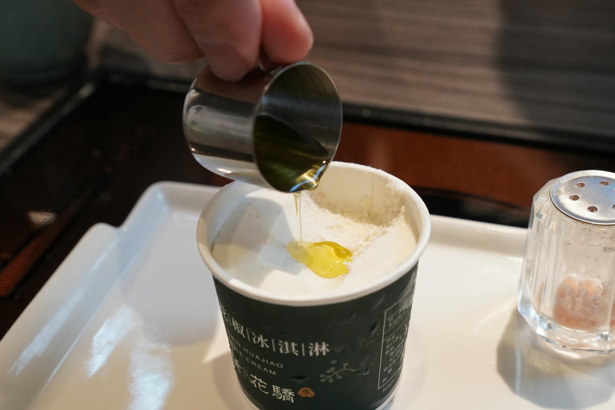 新北美食推薦，青花驕麻辣鍋 新莊中原店｜王品旗下人氣火鍋，青花椒麻辣湯頭一吃上癮！雙人套餐CP值高，鴨血豆腐無限續