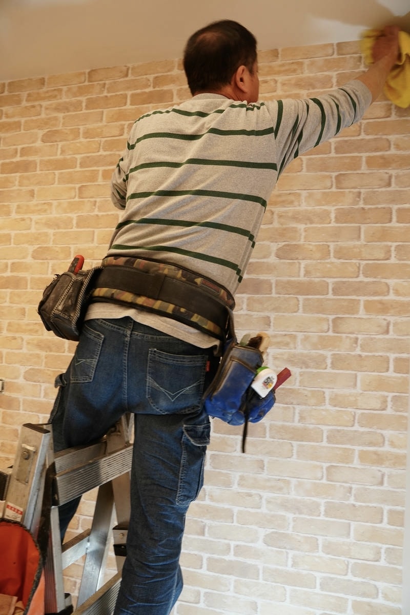 【居家工作室改造】告別蒼白牆面，壁紙的事交給專業的哥登傢飾就對了！推薦溫暖又質感爆棚的文化石壁紙！