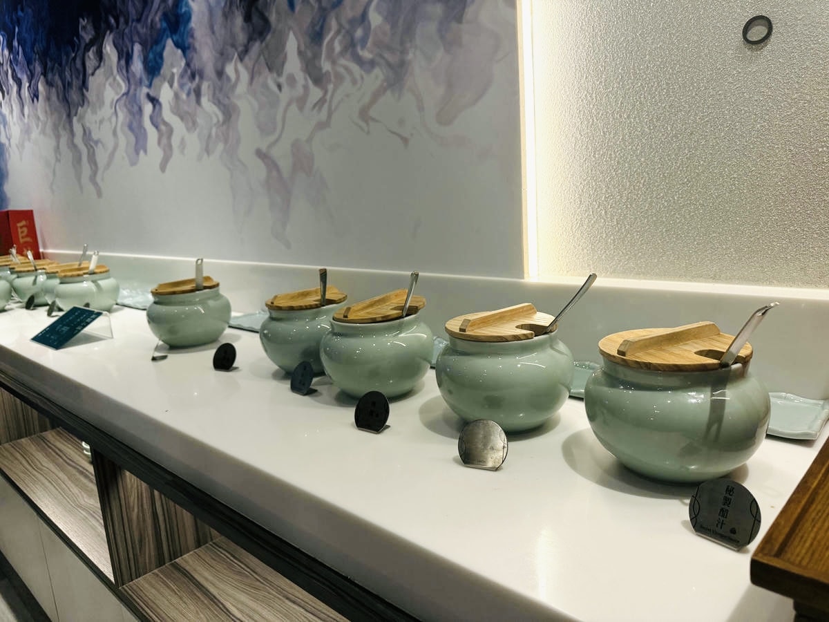 新北美食推薦，青花驕麻辣鍋 新莊中原店｜王品旗下人氣火鍋，青花椒麻辣湯頭一吃上癮！雙人套餐CP值高，鴨血豆腐無限續