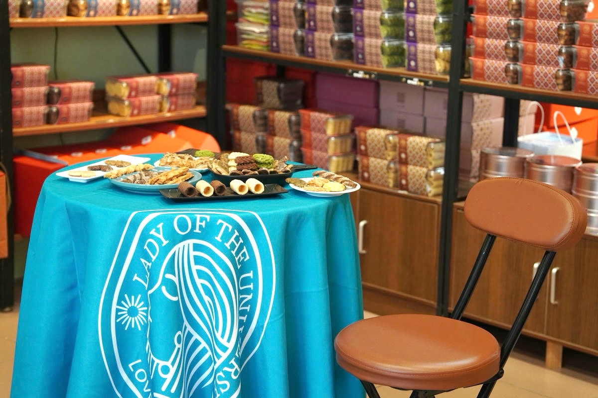 桃園中壢伴手禮推薦，宇宙夫人，設計師開的手工餅乾店！必吃杏仁千層酥，千層捲、曲奇餅、蝴蝶餅，獲2025年台灣糕餅百大伴手禮優質獎，超美禮盒開箱！