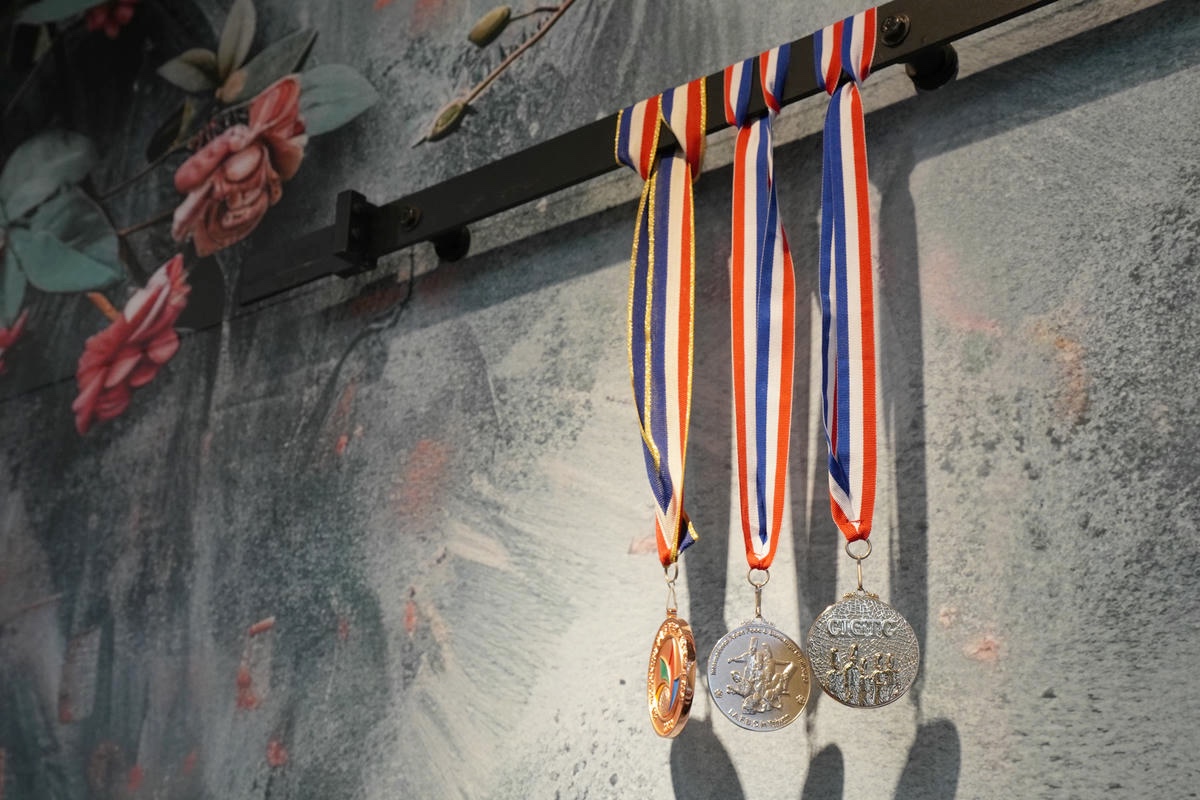 桃園中壢伴手禮推薦，宇宙夫人，設計師開的手工餅乾店！必吃杏仁千層酥，千層捲、曲奇餅、蝴蝶餅，獲2025年台灣糕餅百大伴手禮優質獎，超美禮盒開箱！