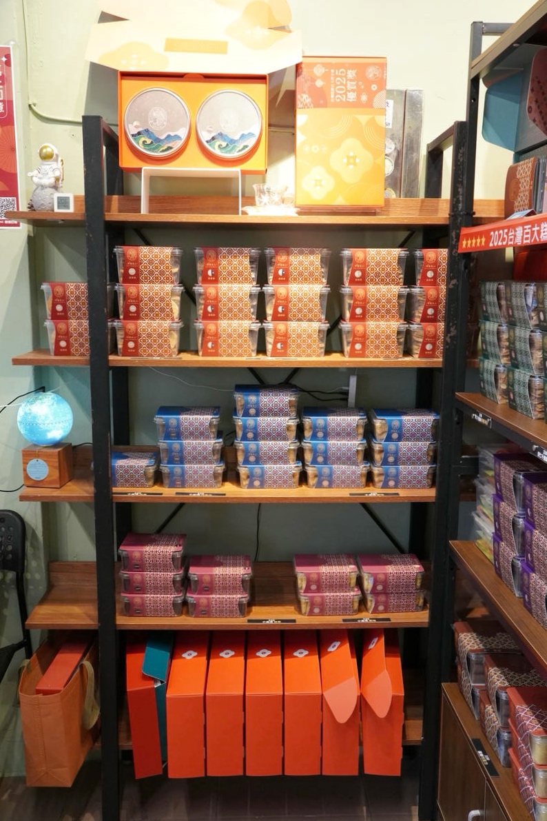 桃園中壢伴手禮推薦，宇宙夫人，設計師開的手工餅乾店！必吃杏仁千層酥，千層捲、曲奇餅、蝴蝶餅，獲2025年台灣糕餅百大伴手禮優質獎，超美禮盒開箱！