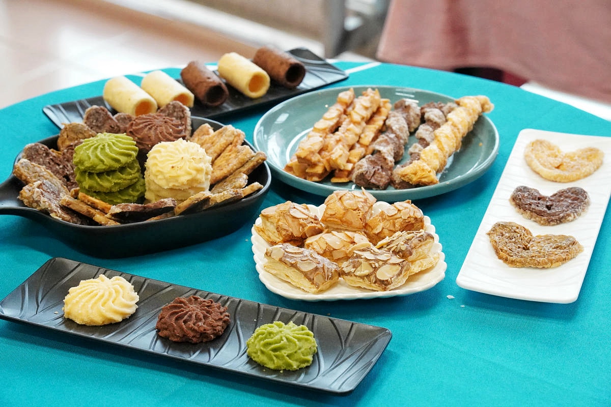 桃園中壢伴手禮推薦，宇宙夫人，設計師開的手工餅乾店！必吃杏仁千層酥，千層捲、曲奇餅、蝴蝶餅，獲2025年台灣糕餅百大伴手禮優質獎，超美禮盒開箱！