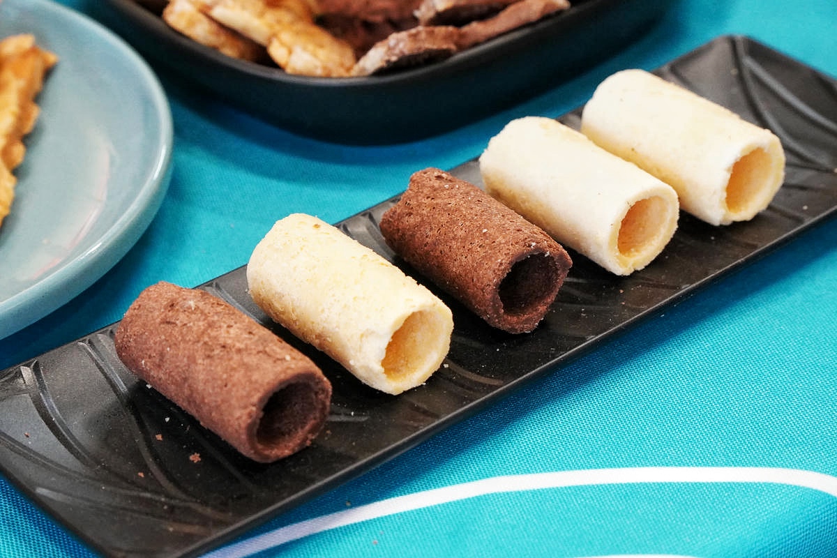 桃園中壢伴手禮推薦，宇宙夫人，設計師開的手工餅乾店！必吃杏仁千層酥，千層捲、曲奇餅、蝴蝶餅，獲2025年台灣糕餅百大伴手禮優質獎，超美禮盒開箱！