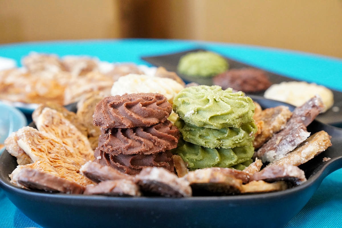 桃園中壢伴手禮推薦，宇宙夫人，設計師開的手工餅乾店！必吃杏仁千層酥，千層捲、曲奇餅、蝴蝶餅，獲2025年台灣糕餅百大伴手禮優質獎，超美禮盒開箱！