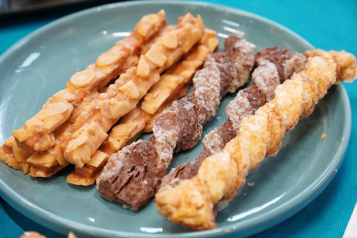 桃園中壢伴手禮推薦，宇宙夫人，設計師開的手工餅乾店！必吃杏仁千層酥，千層捲、曲奇餅、蝴蝶餅，獲2025年台灣糕餅百大伴手禮優質獎，超美禮盒開箱！