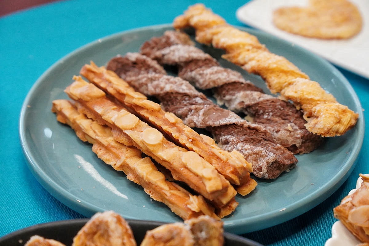 桃園中壢伴手禮推薦，宇宙夫人，設計師開的手工餅乾店！必吃杏仁千層酥，千層捲、曲奇餅、蝴蝶餅，獲2025年台灣糕餅百大伴手禮優質獎，超美禮盒開箱！