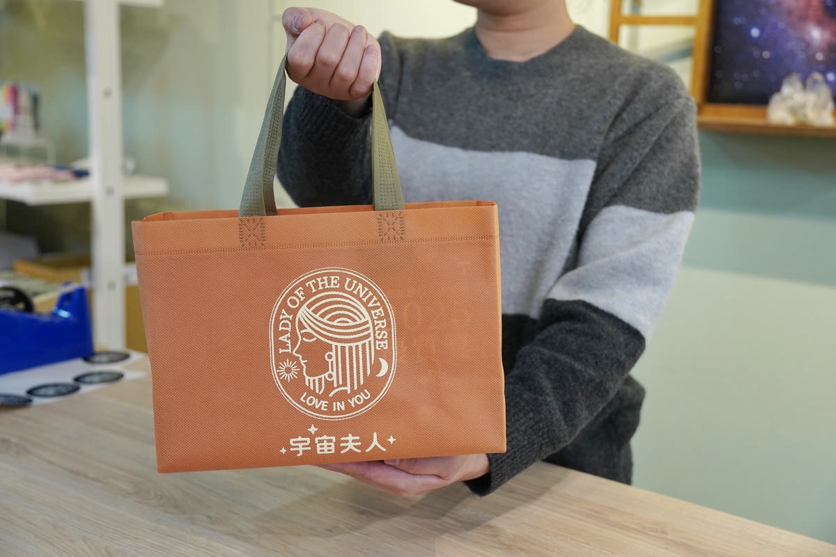 桃園中壢伴手禮推薦，宇宙夫人，設計師開的手工餅乾店！必吃杏仁千層酥，千層捲、曲奇餅、蝴蝶餅，獲2025年台灣糕餅百大伴手禮優質獎，超美禮盒開箱！