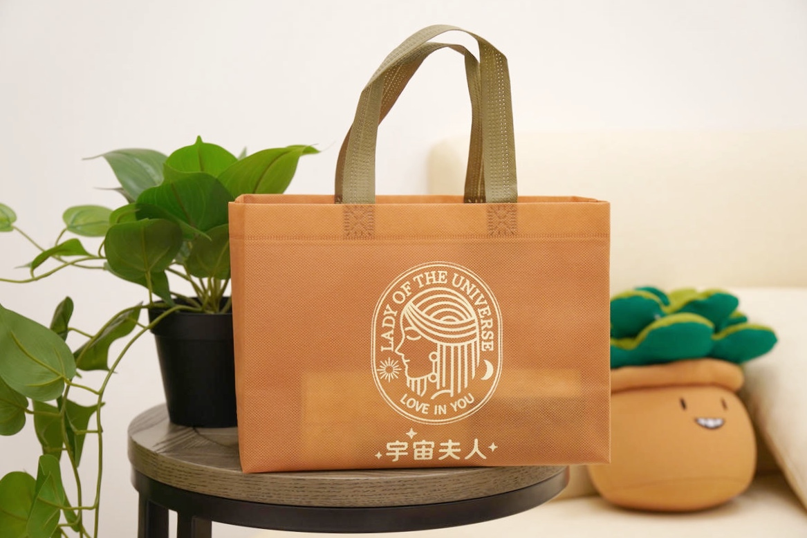 桃園中壢伴手禮推薦，宇宙夫人，設計師開的手工餅乾店！必吃杏仁千層酥，千層捲、曲奇餅、蝴蝶餅，獲2025年台灣糕餅百大伴手禮優質獎，超美禮盒開箱！