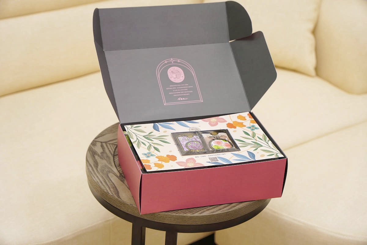 桃園中壢伴手禮推薦，宇宙夫人，設計師開的手工餅乾店！必吃杏仁千層酥，千層捲、曲奇餅、蝴蝶餅，獲2025年台灣糕餅百大伴手禮優質獎，超美禮盒開箱！