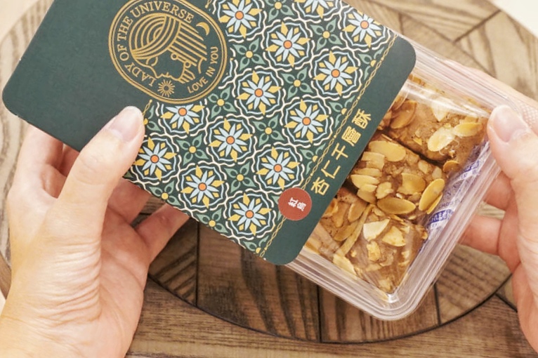 桃園中壢伴手禮推薦，宇宙夫人，設計師開的手工餅乾店！必吃杏仁千層酥，千層捲、曲奇餅、蝴蝶餅，獲2025年台灣糕餅百大伴手禮優質獎，超美禮盒開箱！