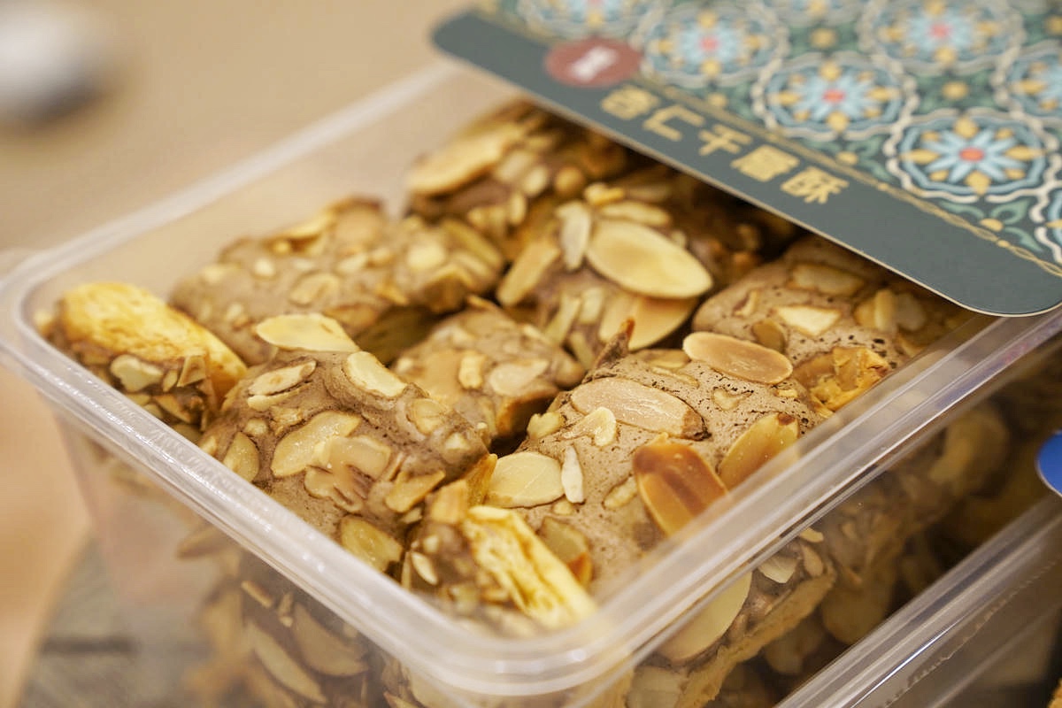 桃園中壢伴手禮推薦，宇宙夫人，設計師開的手工餅乾店！必吃杏仁千層酥，千層捲、曲奇餅、蝴蝶餅，獲2025年台灣糕餅百大伴手禮優質獎，超美禮盒開箱！