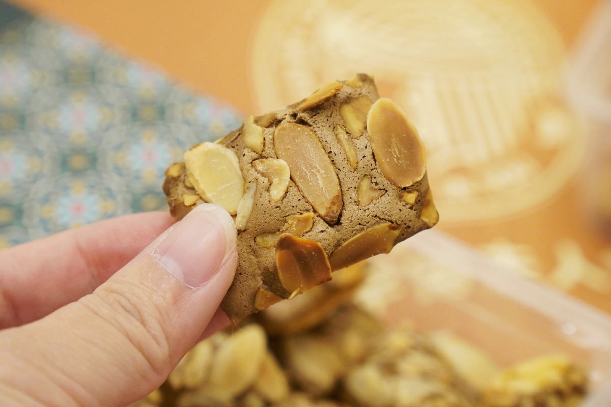 桃園中壢伴手禮推薦，宇宙夫人，設計師開的手工餅乾店！必吃杏仁千層酥，千層捲、曲奇餅、蝴蝶餅，獲2025年台灣糕餅百大伴手禮優質獎，超美禮盒開箱！