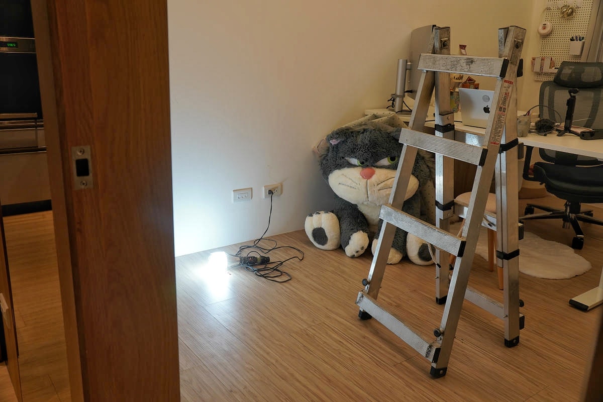 【居家工作室改造】告別蒼白牆面，壁紙的事交給專業的哥登傢飾就對了！推薦溫暖又質感爆棚的文化石壁紙！