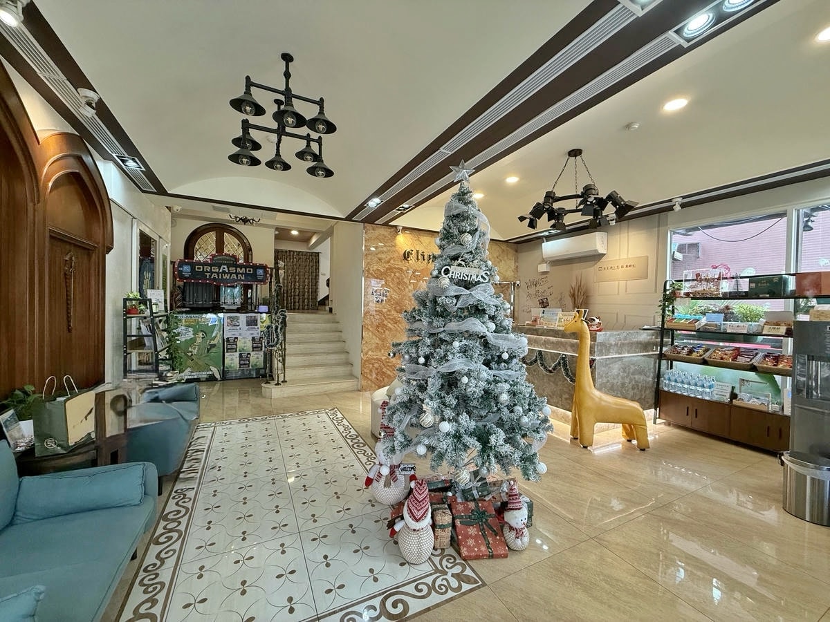 【台中住宿推薦】伊麗莎白酒店、宛如歐洲小公寓的超美舒適雙人房，近廣三SOGO商圈、科博館，交通便利、高CP值、有溫度的寵物友善飯店