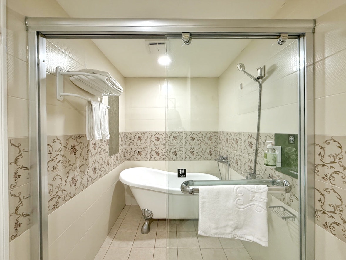 【台中住宿推薦】伊麗莎白酒店、宛如歐洲小公寓的超美舒適雙人房，近廣三SOGO商圈、科博館，交通便利、高CP值、有溫度的寵物友善飯店