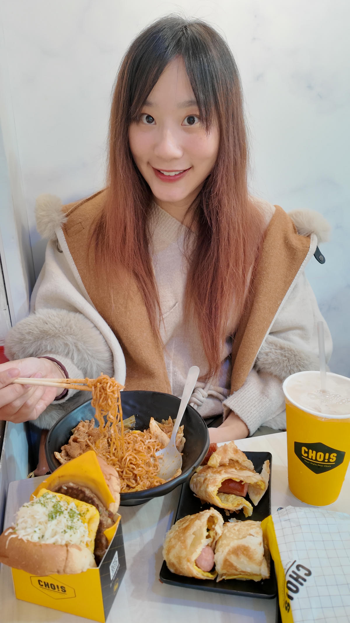【台北早午餐推薦】行天宮超人氣早午餐「丘一司」！質感黃色小店，必點厚切牛肉西多士、麻辣豬肉炒泡麵，結合韓式和中式的創意早餐