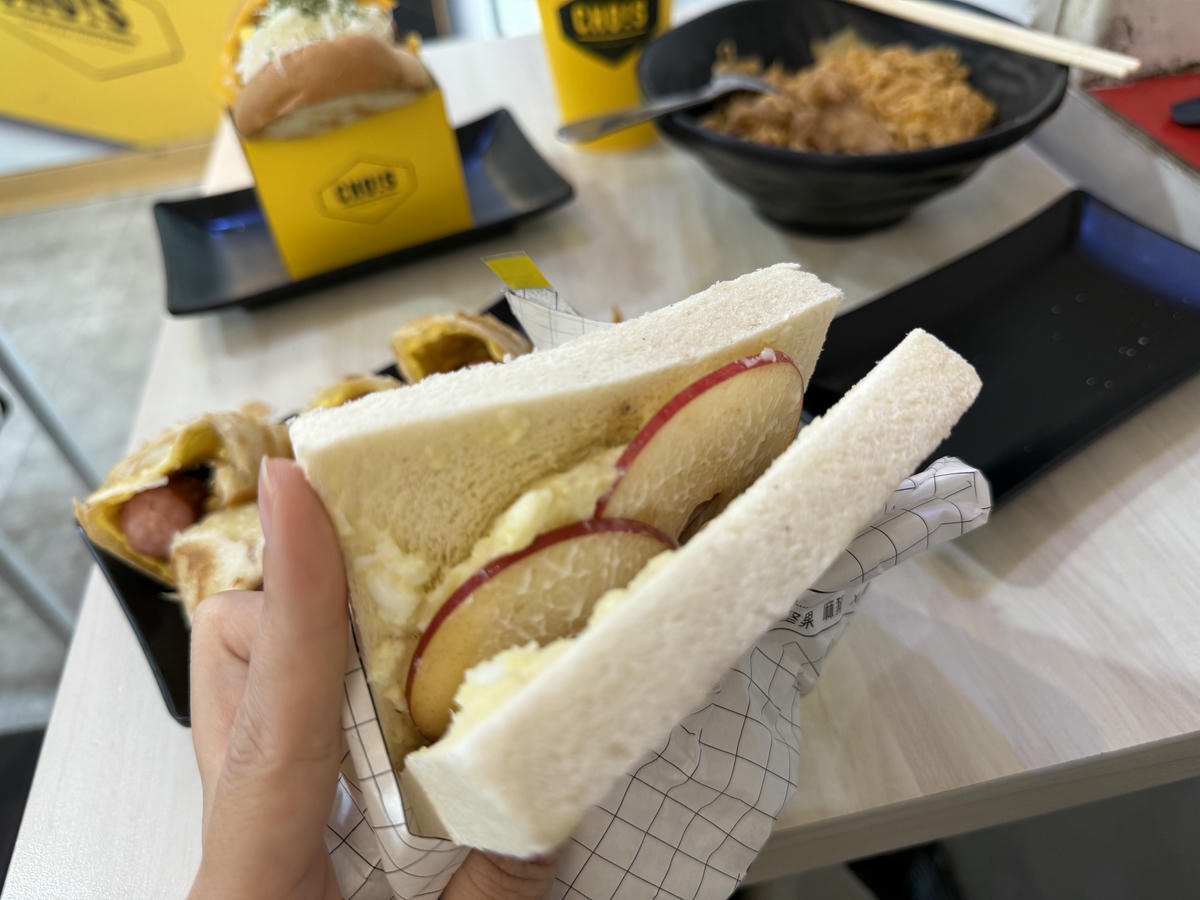 【台北早午餐推薦】行天宮超人氣早午餐「丘一司」！質感黃色小店，必點厚切牛肉西多士、麻辣豬肉炒泡麵，結合韓式和中式的創意早餐