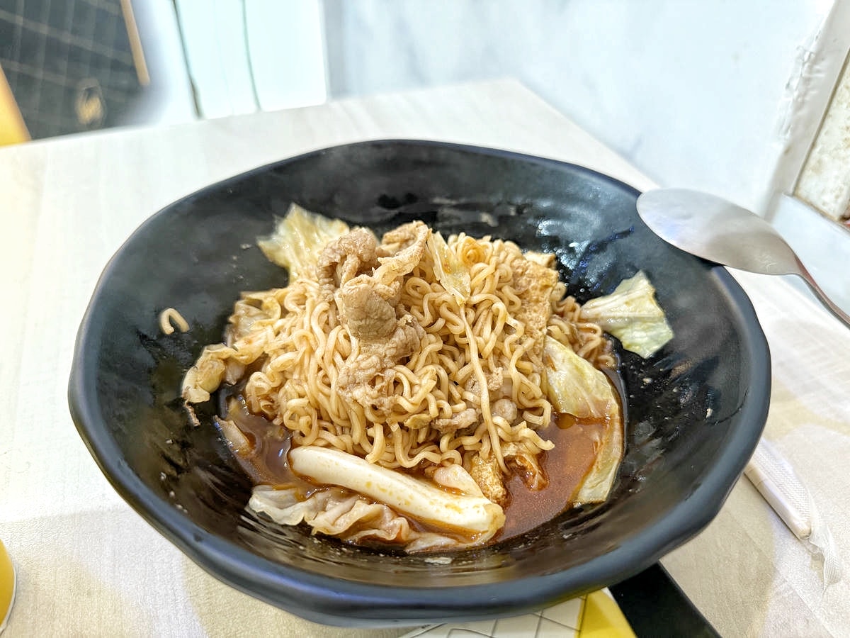 【台北早午餐推薦】行天宮超人氣早午餐「丘一司」！質感黃色小店，必點厚切牛肉西多士、麻辣豬肉炒泡麵，結合韓式和中式的創意早餐