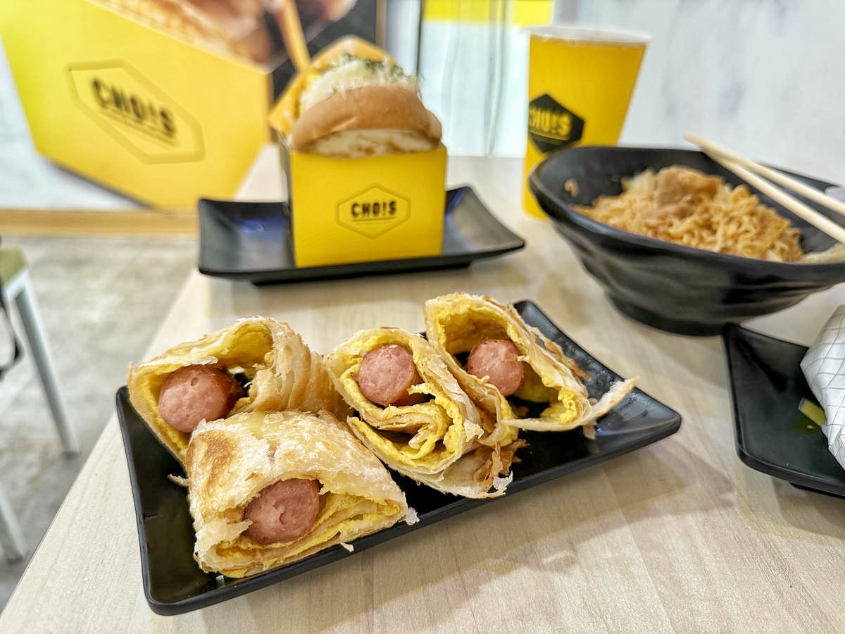 【台北早午餐推薦】行天宮超人氣早午餐「丘一司」！質感黃色小店，必點厚切牛肉西多士、麻辣豬肉炒泡麵，結合韓式和中式的創意早餐