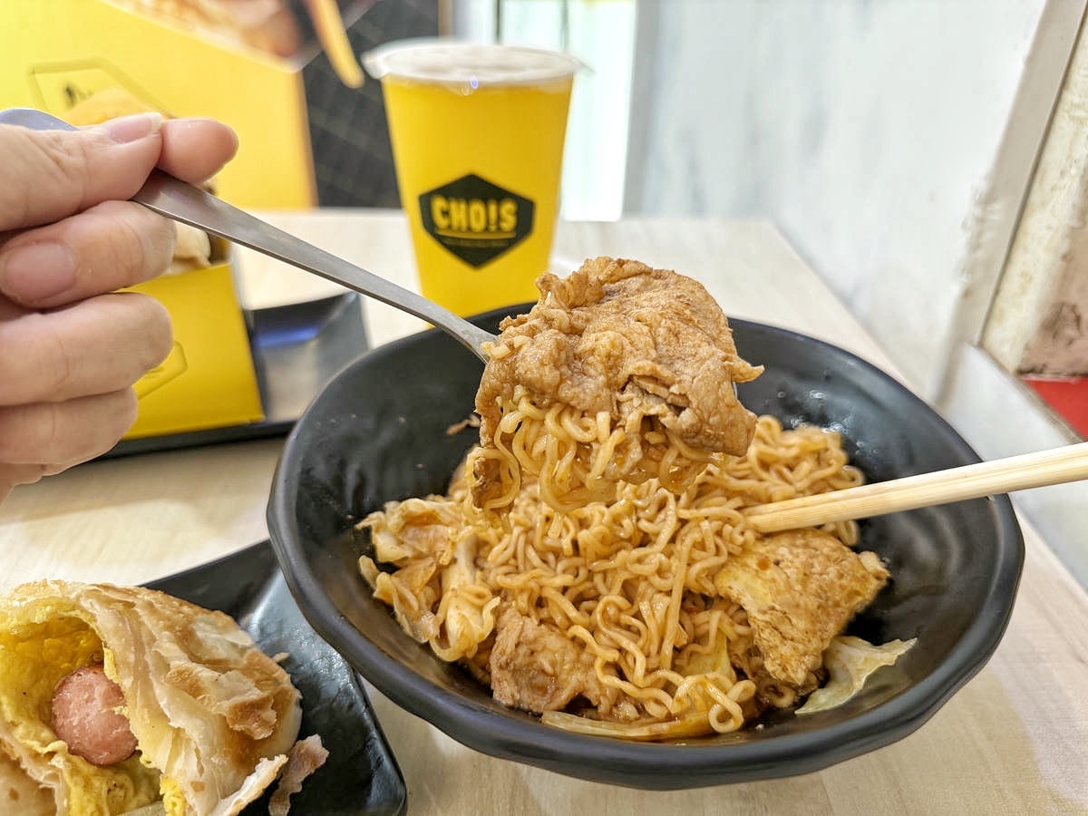 【台北早午餐推薦】行天宮超人氣早午餐「丘一司」！質感黃色小店，必點厚切牛肉西多士、麻辣豬肉炒泡麵，結合韓式和中式的創意早餐
