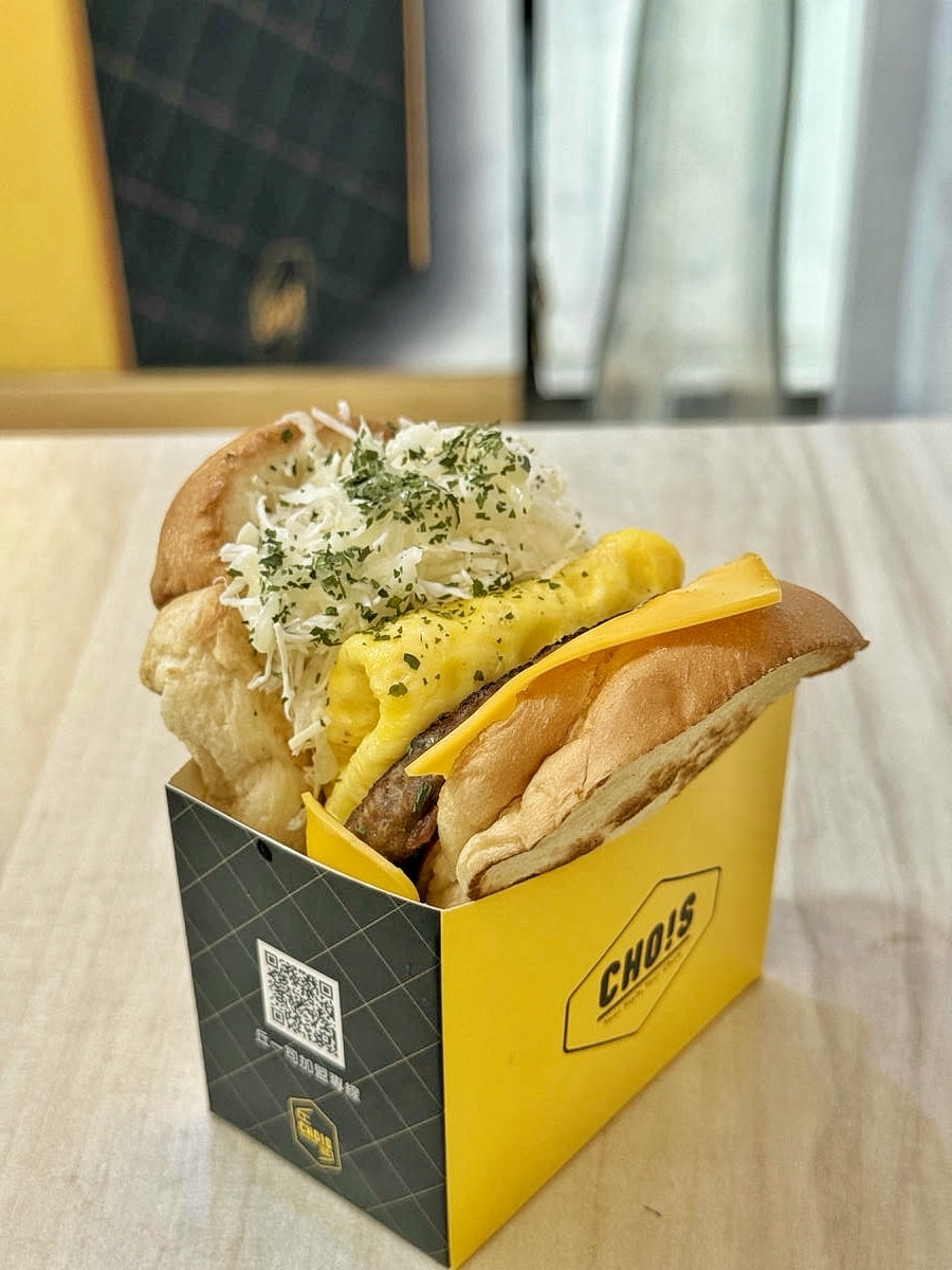 【台北早午餐推薦】行天宮超人氣早午餐「丘一司」！質感黃色小店，必點厚切牛肉西多士、麻辣豬肉炒泡麵，結合韓式和中式的創意早餐