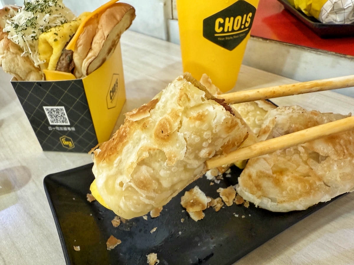【台北早午餐推薦】行天宮超人氣早午餐「丘一司」！質感黃色小店，必點厚切牛肉西多士、麻辣豬肉炒泡麵，結合韓式和中式的創意早餐