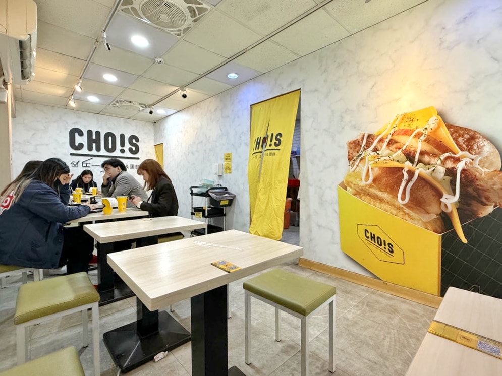 【台北早午餐推薦】行天宮超人氣早午餐「丘一司」！質感黃色小店，必點厚切牛肉西多士、麻辣豬肉炒泡麵，結合韓式和中式的創意早餐