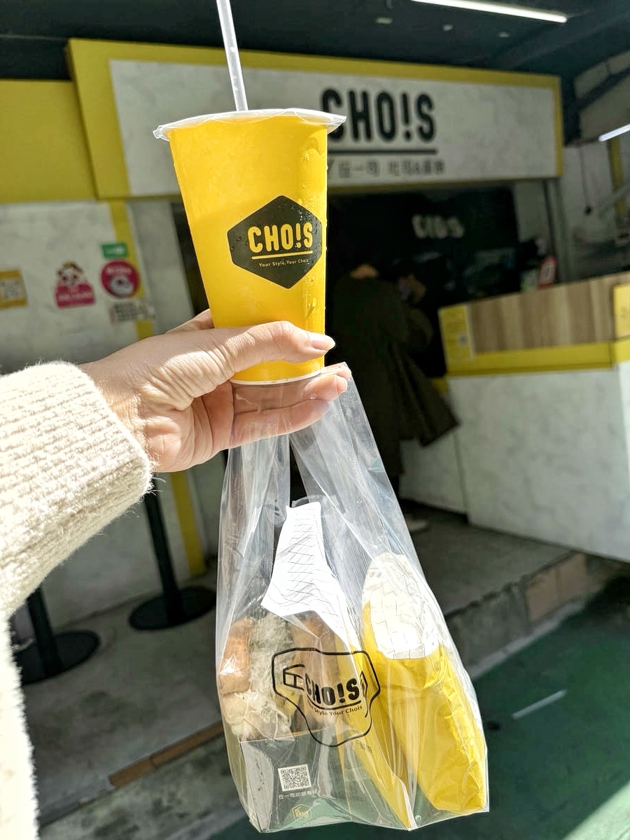 【台北早午餐推薦】行天宮超人氣早午餐「丘一司」！質感黃色小店，必點厚切牛肉西多士、麻辣豬肉炒泡麵，結合韓式和中式的創意早餐