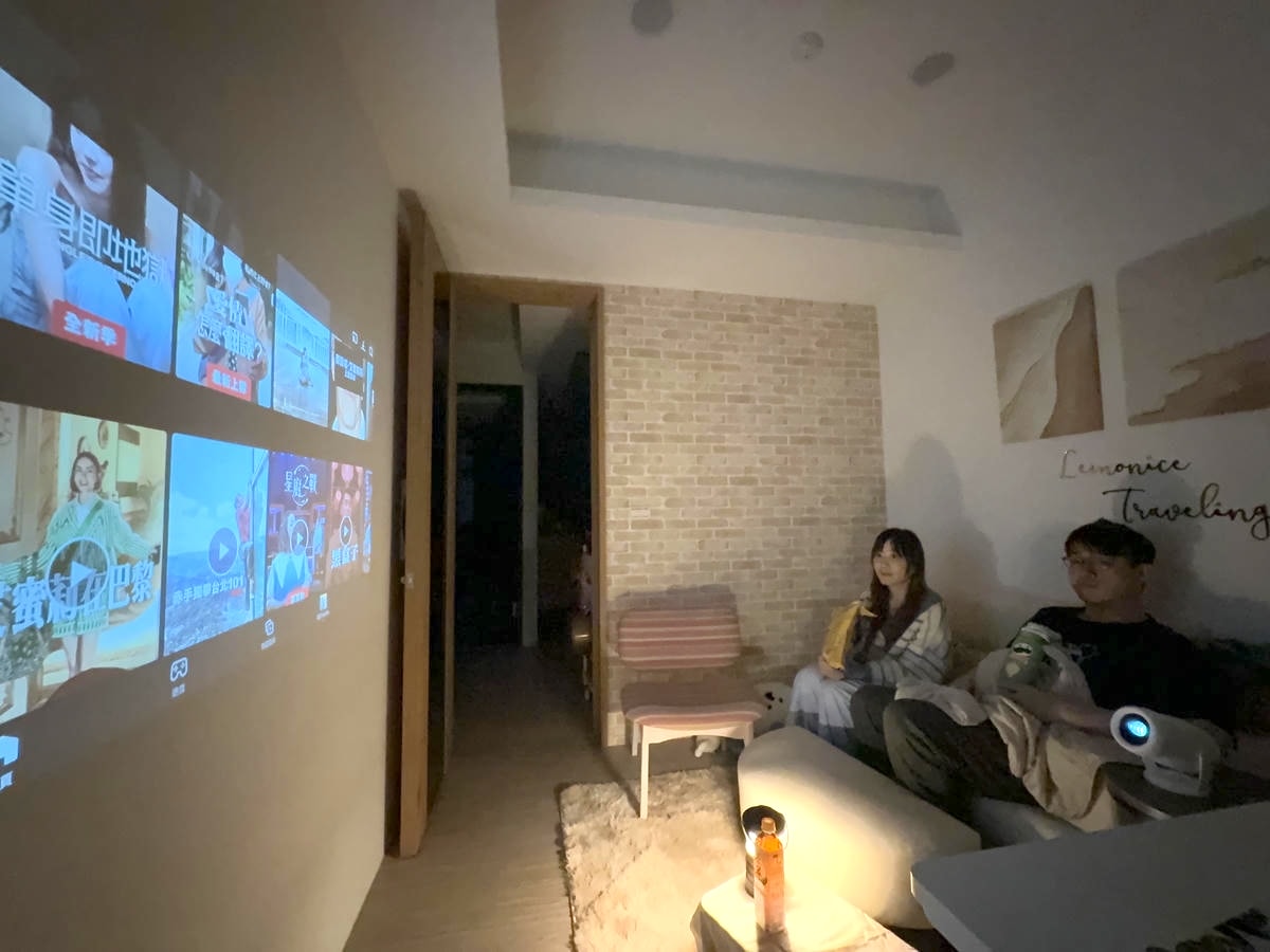 【好物開箱】白牆變身劇院，只要台幣2249元！KOCA科卡 Joy Lite 1 智慧投影機實測，1080P畫質，打造生活儀式感就靠他！