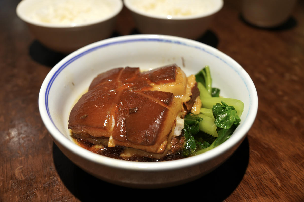 台北大安美食推薦｜永康街老字號「喫飯食堂」，平日晚上也客滿！道地辦桌菜化身小份量，2-4人輕鬆吃，招牌煎豬肝、封肉必點