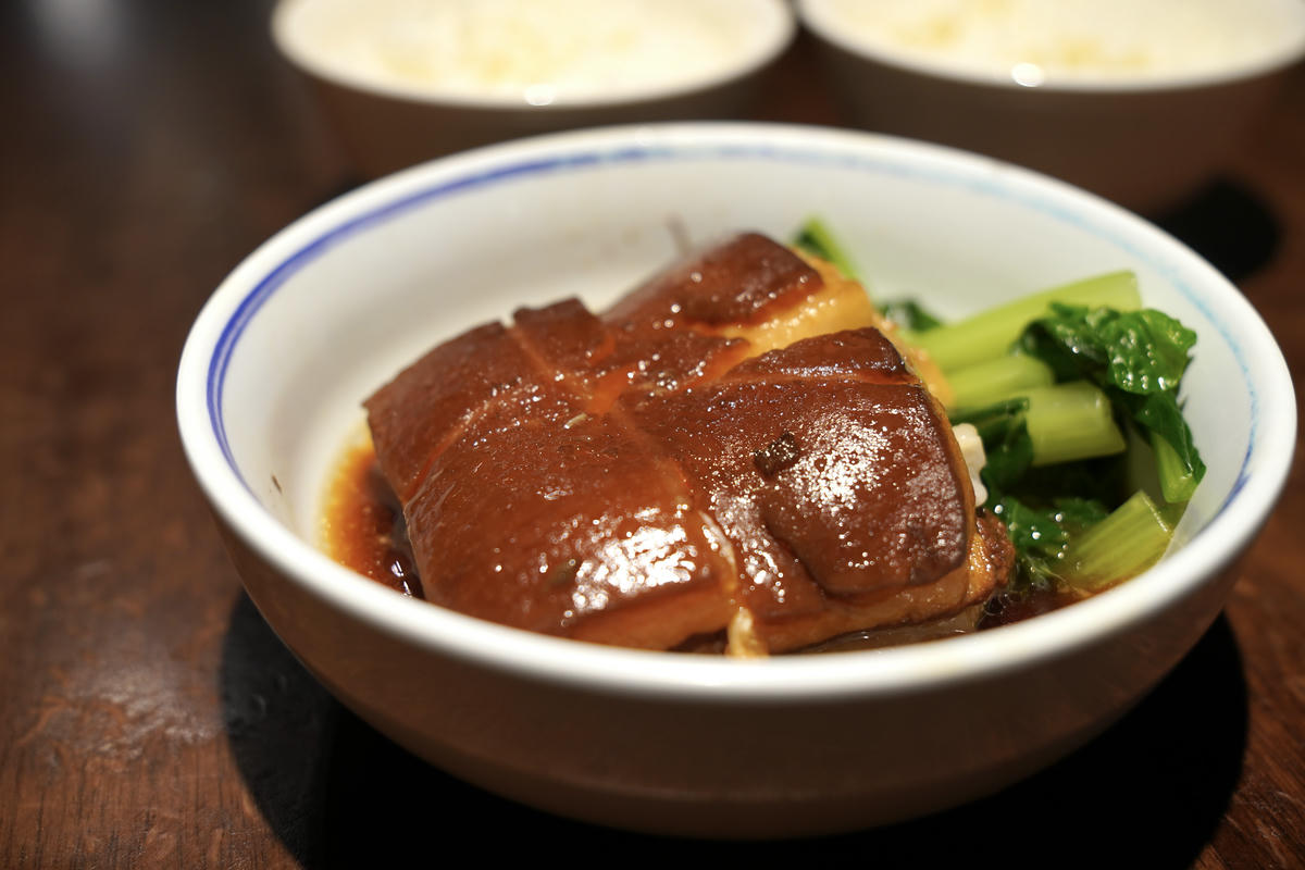 台北大安美食推薦｜永康街老字號「喫飯食堂」，平日晚上也客滿！道地辦桌菜化身小份量，2-4人輕鬆吃，招牌煎豬肝、封肉必點