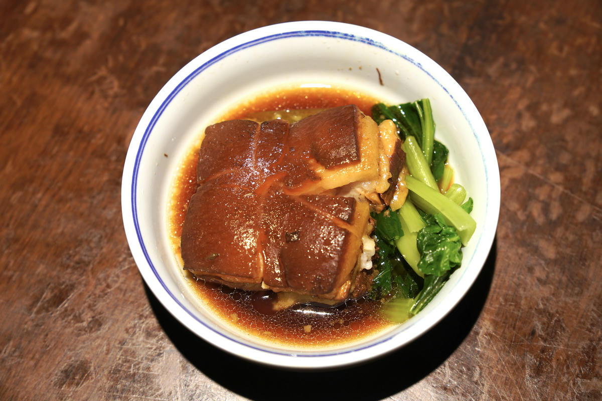 台北大安美食推薦｜永康街老字號「喫飯食堂」，平日晚上也客滿！道地辦桌菜化身小份量，2-4人輕鬆吃，招牌煎豬肝、封肉必點