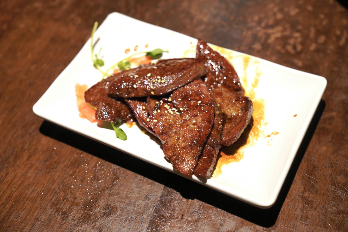 台北大安美食推薦｜永康街老字號「喫飯食堂」，平日晚上也客滿！道地辦桌菜化身小份量，2-4人輕鬆吃，招牌煎豬肝、封肉必點