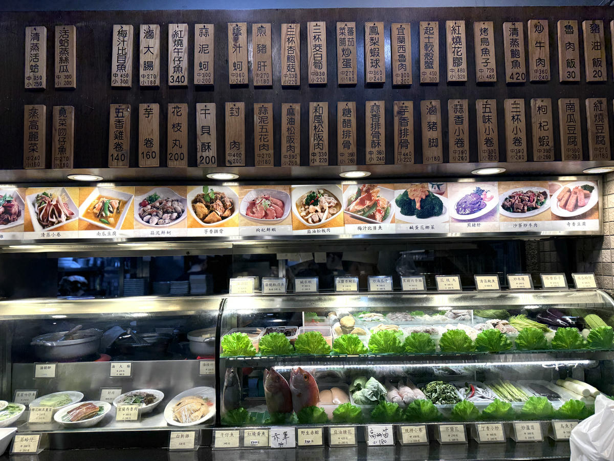 台北大安美食推薦｜永康街老字號「喫飯食堂」，平日晚上也客滿！道地辦桌菜化身小份量，2-4人輕鬆吃，招牌煎豬肝、封肉必點