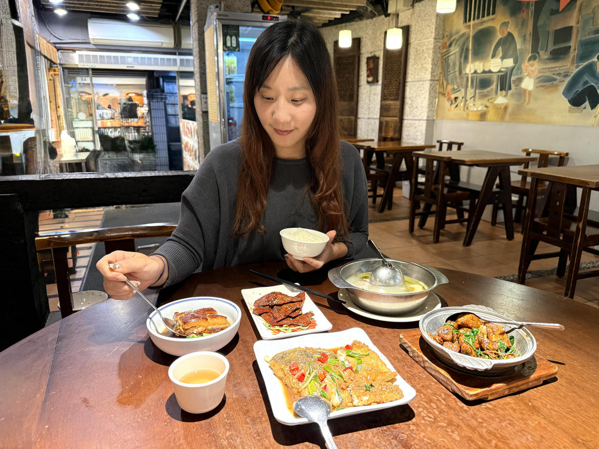 台北大安美食推薦｜永康街老字號「喫飯食堂」，平日晚上也客滿！道地辦桌菜化身小份量，2-4人輕鬆吃，招牌煎豬肝、封肉必點