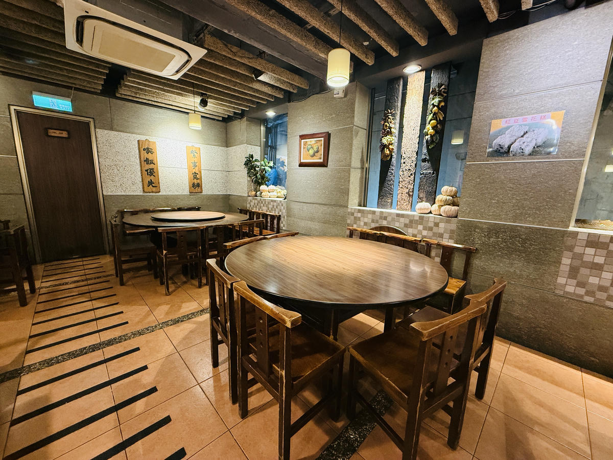 台北大安美食推薦｜永康街老字號「喫飯食堂」，平日晚上也客滿！道地辦桌菜化身小份量，2-4人輕鬆吃，招牌煎豬肝、封肉必點