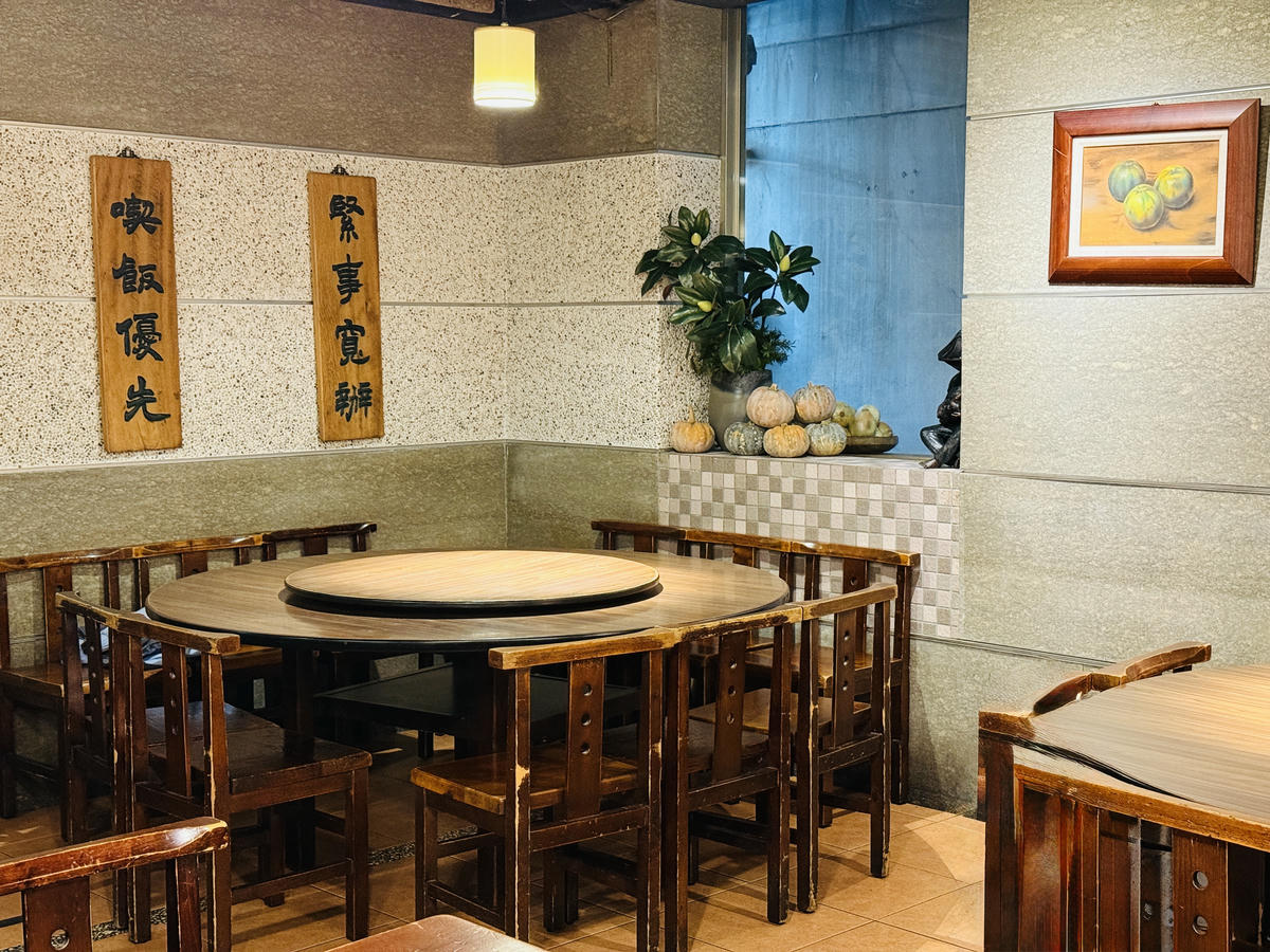 台北大安美食推薦｜永康街老字號「喫飯食堂」，平日晚上也客滿！道地辦桌菜化身小份量，2-4人輕鬆吃，招牌煎豬肝、封肉必點