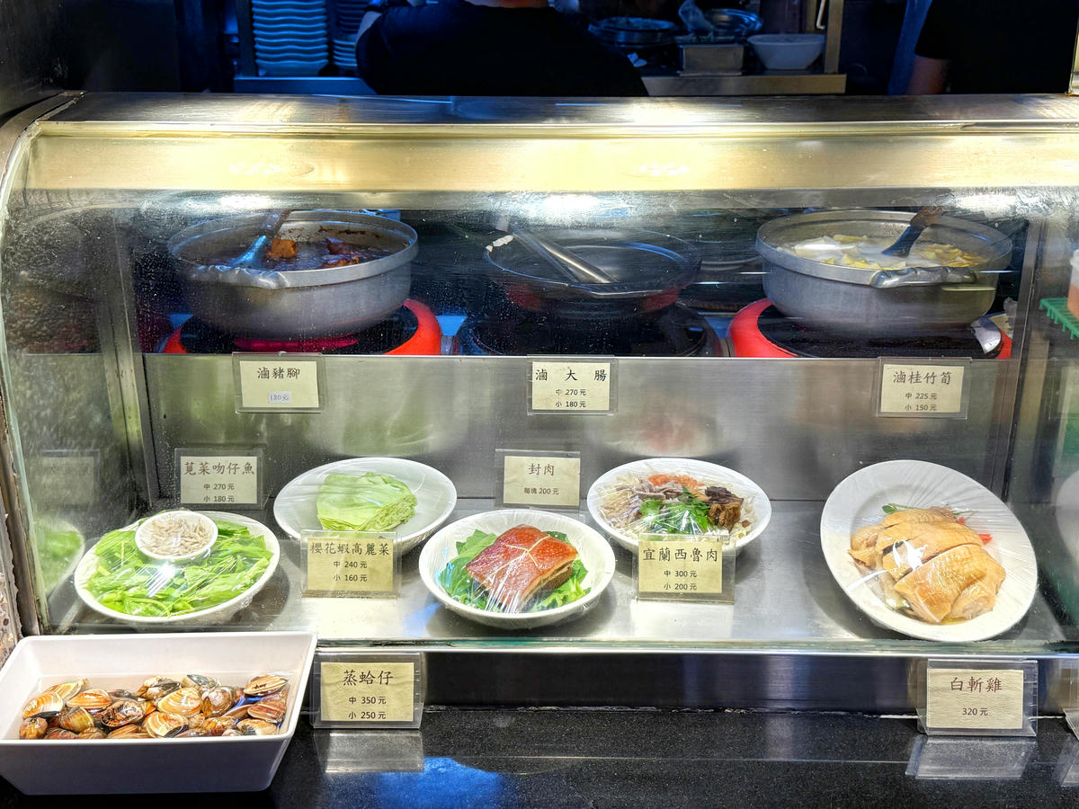 台北大安美食推薦｜永康街老字號「喫飯食堂」，平日晚上也客滿！道地辦桌菜化身小份量，2-4人輕鬆吃，招牌煎豬肝、封肉必點