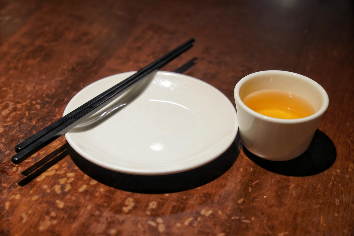 台北大安美食推薦｜永康街老字號「喫飯食堂」，平日晚上也客滿！道地辦桌菜化身小份量，2-4人輕鬆吃，招牌煎豬肝、封肉必點