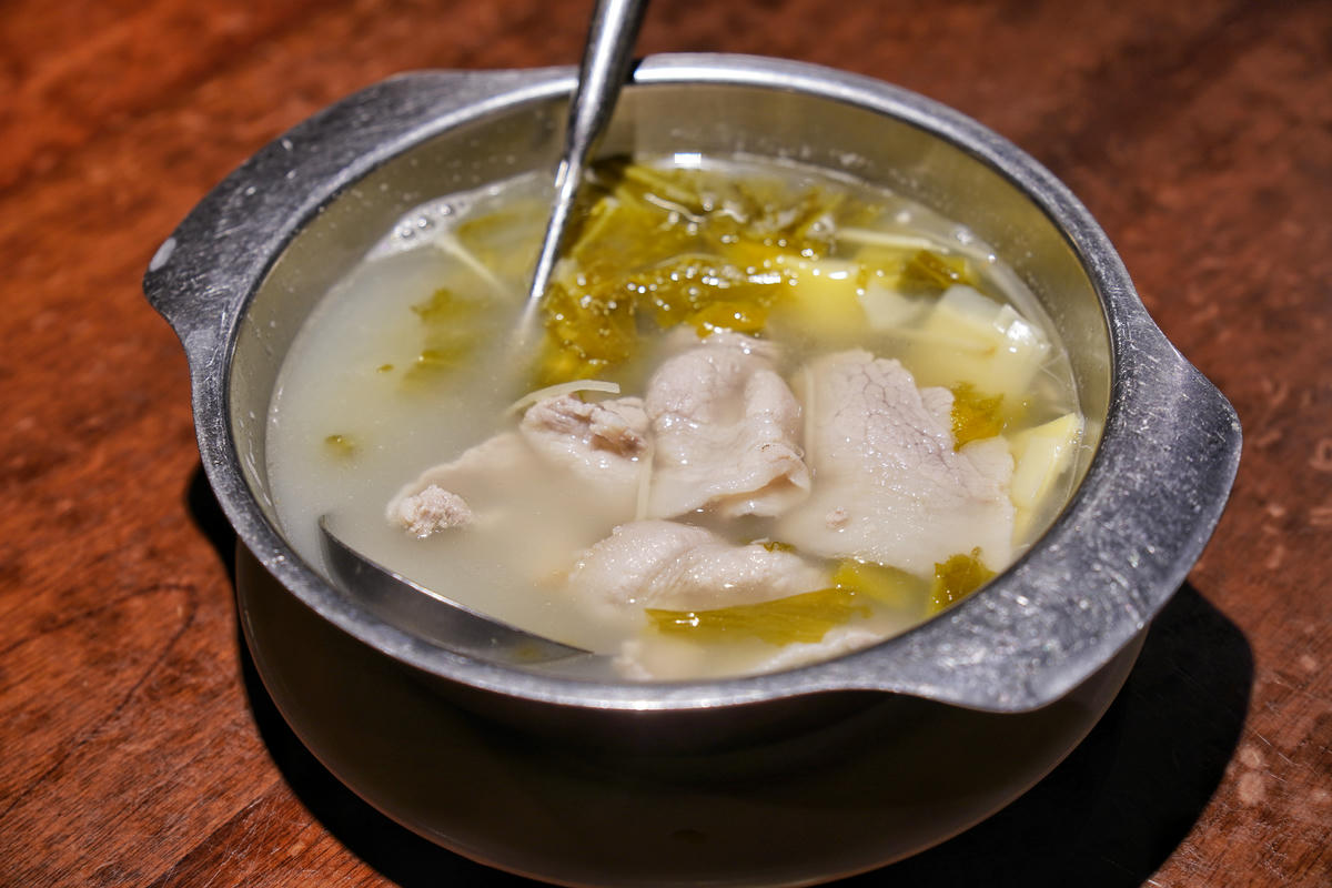 台北大安美食推薦｜永康街老字號「喫飯食堂」，平日晚上也客滿！道地辦桌菜化身小份量，2-4人輕鬆吃，招牌煎豬肝、封肉必點
