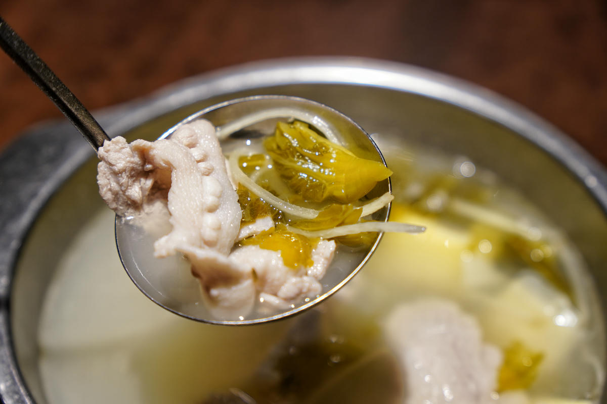 台北大安美食推薦｜永康街老字號「喫飯食堂」，平日晚上也客滿！道地辦桌菜化身小份量，2-4人輕鬆吃，招牌煎豬肝、封肉必點