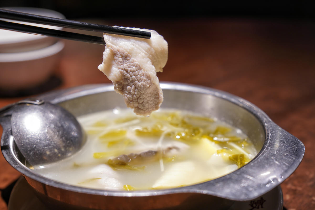 台北大安美食推薦｜永康街老字號「喫飯食堂」，平日晚上也客滿！道地辦桌菜化身小份量，2-4人輕鬆吃，招牌煎豬肝、封肉必點