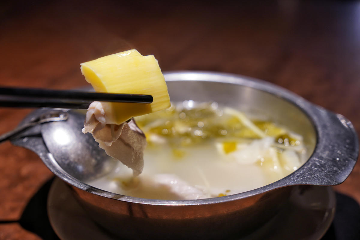 台北大安美食推薦｜永康街老字號「喫飯食堂」，平日晚上也客滿！道地辦桌菜化身小份量，2-4人輕鬆吃，招牌煎豬肝、封肉必點