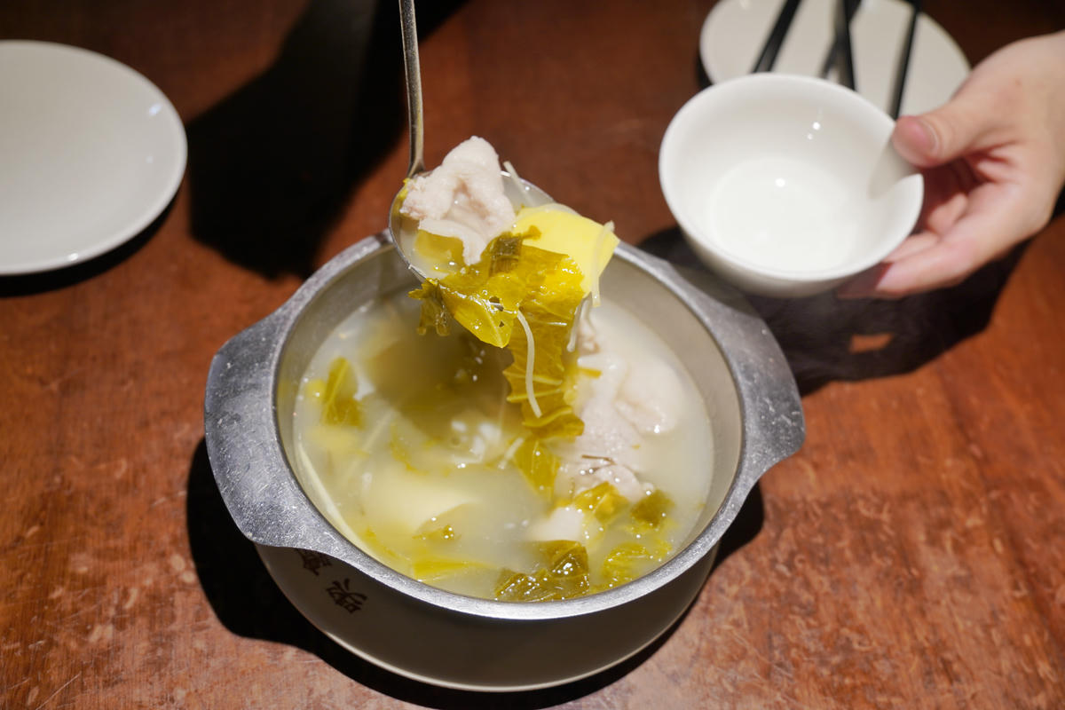 台北大安美食推薦｜永康街老字號「喫飯食堂」，平日晚上也客滿！道地辦桌菜化身小份量，2-4人輕鬆吃，招牌煎豬肝、封肉必點