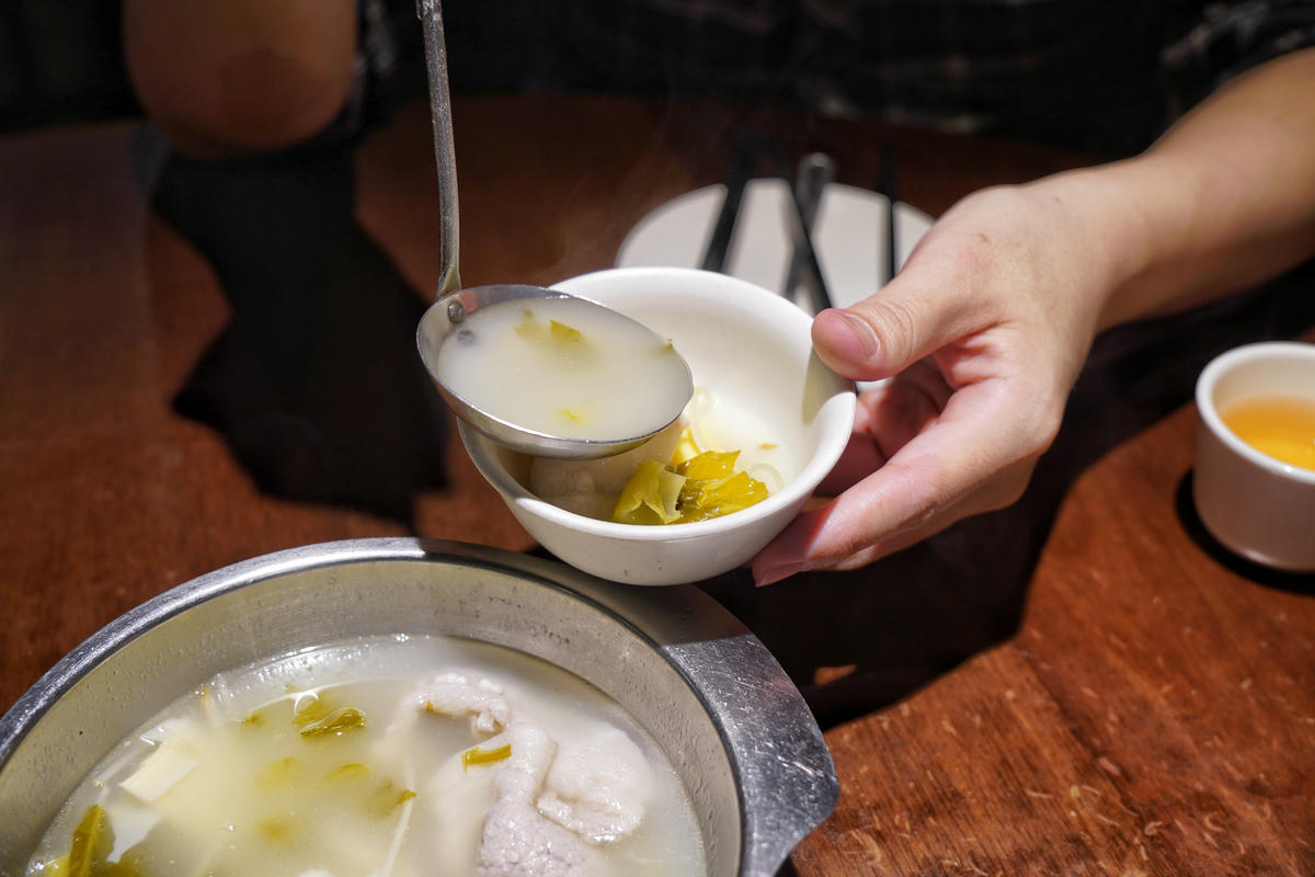 台北大安美食推薦｜永康街老字號「喫飯食堂」，平日晚上也客滿！道地辦桌菜化身小份量，2-4人輕鬆吃，招牌煎豬肝、封肉必點