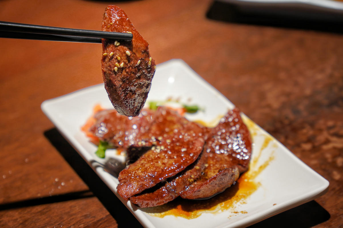 台北大安美食推薦｜永康街老字號「喫飯食堂」，平日晚上也客滿！道地辦桌菜化身小份量，2-4人輕鬆吃，招牌煎豬肝、封肉必點
