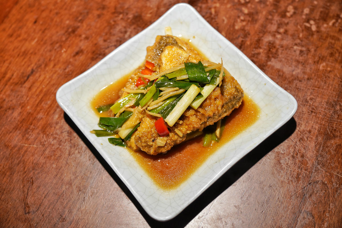 台北大安美食推薦｜永康街老字號「喫飯食堂」，平日晚上也客滿！道地辦桌菜化身小份量，2-4人輕鬆吃，招牌煎豬肝、封肉必點