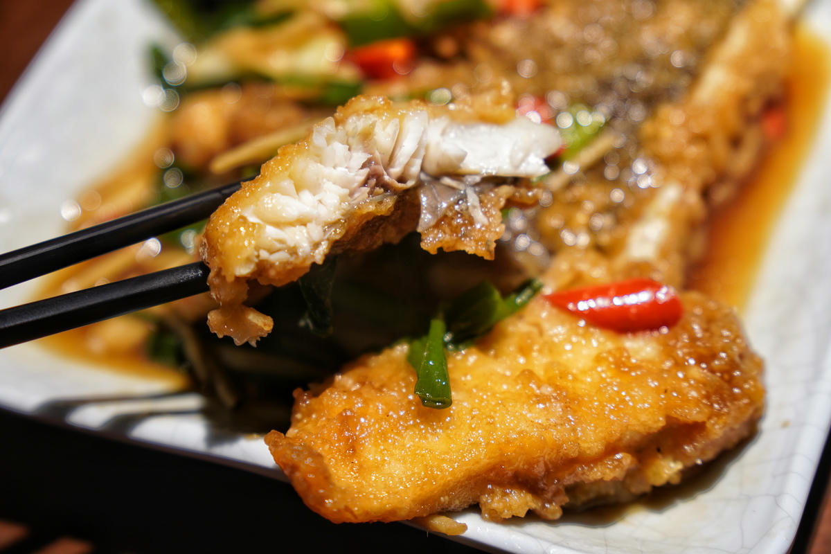 台北大安美食推薦｜永康街老字號「喫飯食堂」，平日晚上也客滿！道地辦桌菜化身小份量，2-4人輕鬆吃，招牌煎豬肝、封肉必點