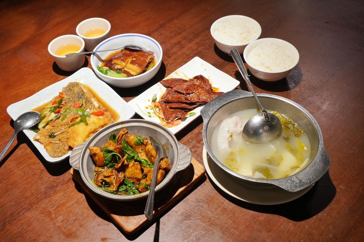 台北大安美食推薦｜永康街老字號「喫飯食堂」，平日晚上也客滿！道地辦桌菜化身小份量，2-4人輕鬆吃，招牌煎豬肝、封肉必點